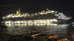Illustration for article titled First Titanic-Like Video and Images of Concordia Cruise Ship Sinking In Italy
